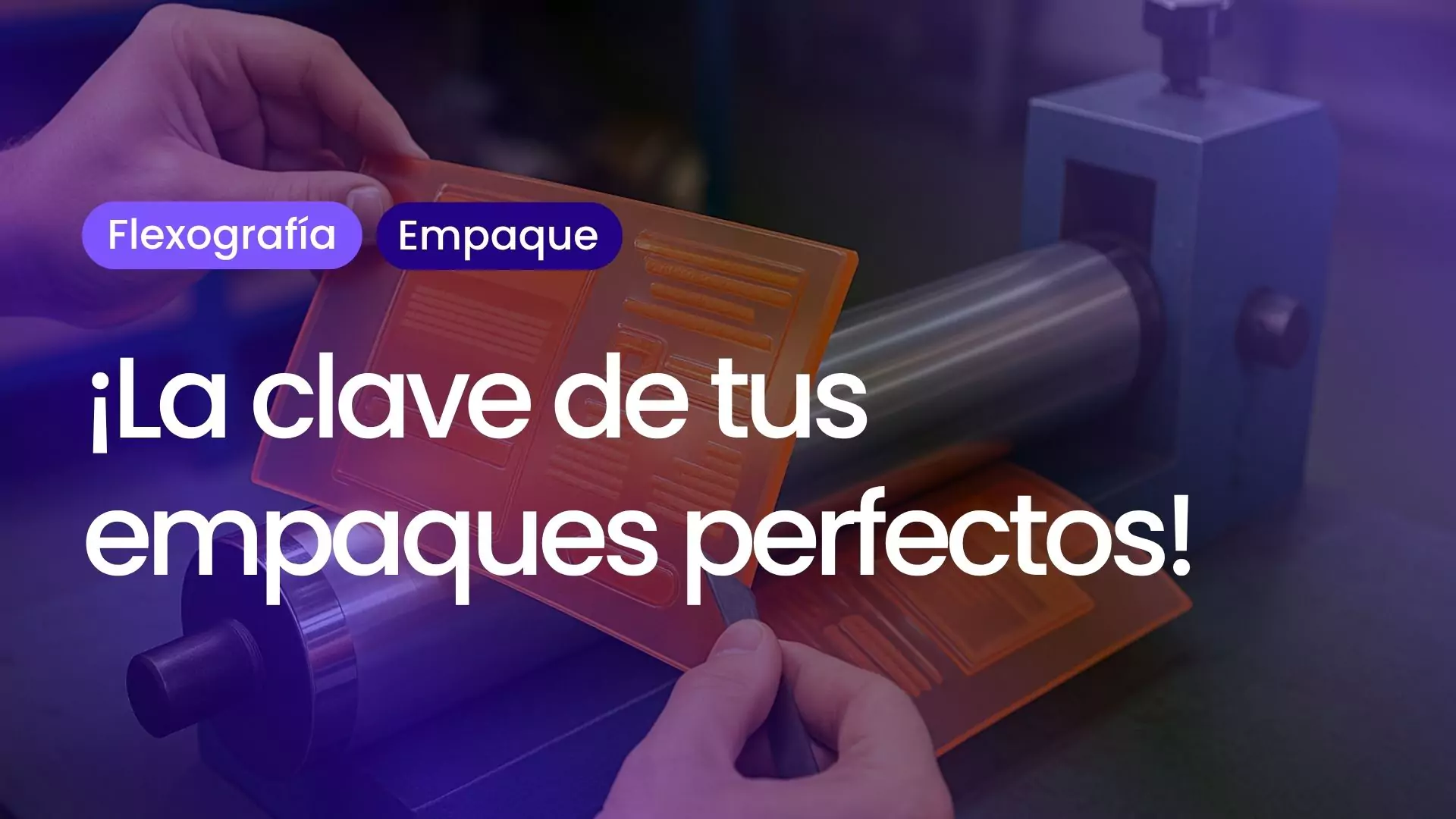 Persona manipulando una plancha de impresión flexográfica sobre un rodillo metálico en una máquina de impresión, con los textos “Flexografía”, “Empaque” y “¡La clave de tus empaques perfectos!” sobrepuestos.