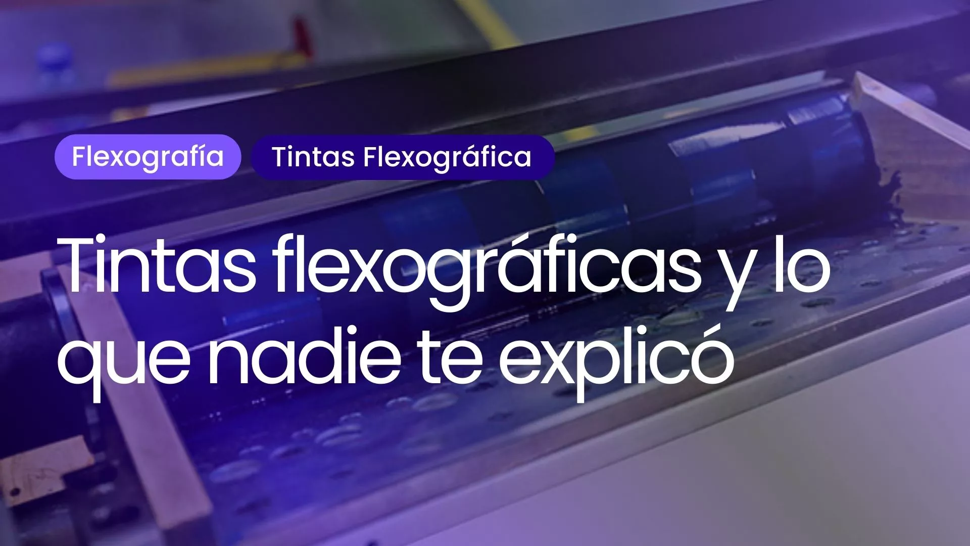 Rodillo de impresión flexográfica con tinta oscura en una máquina, destacando la calidad de las tintas Venflex para clises. Contenido sobre flexografia.