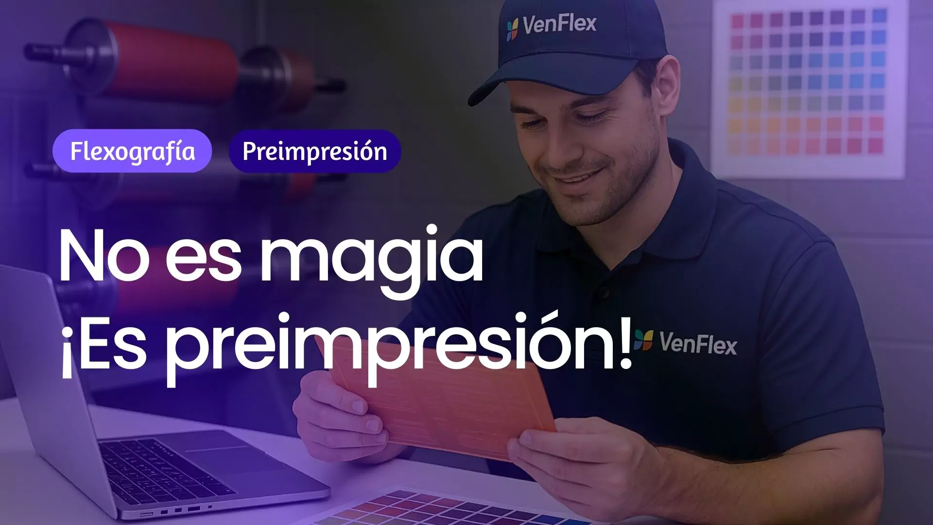 Técnico de VenFlex revisando placa en proceso de preimpresión.