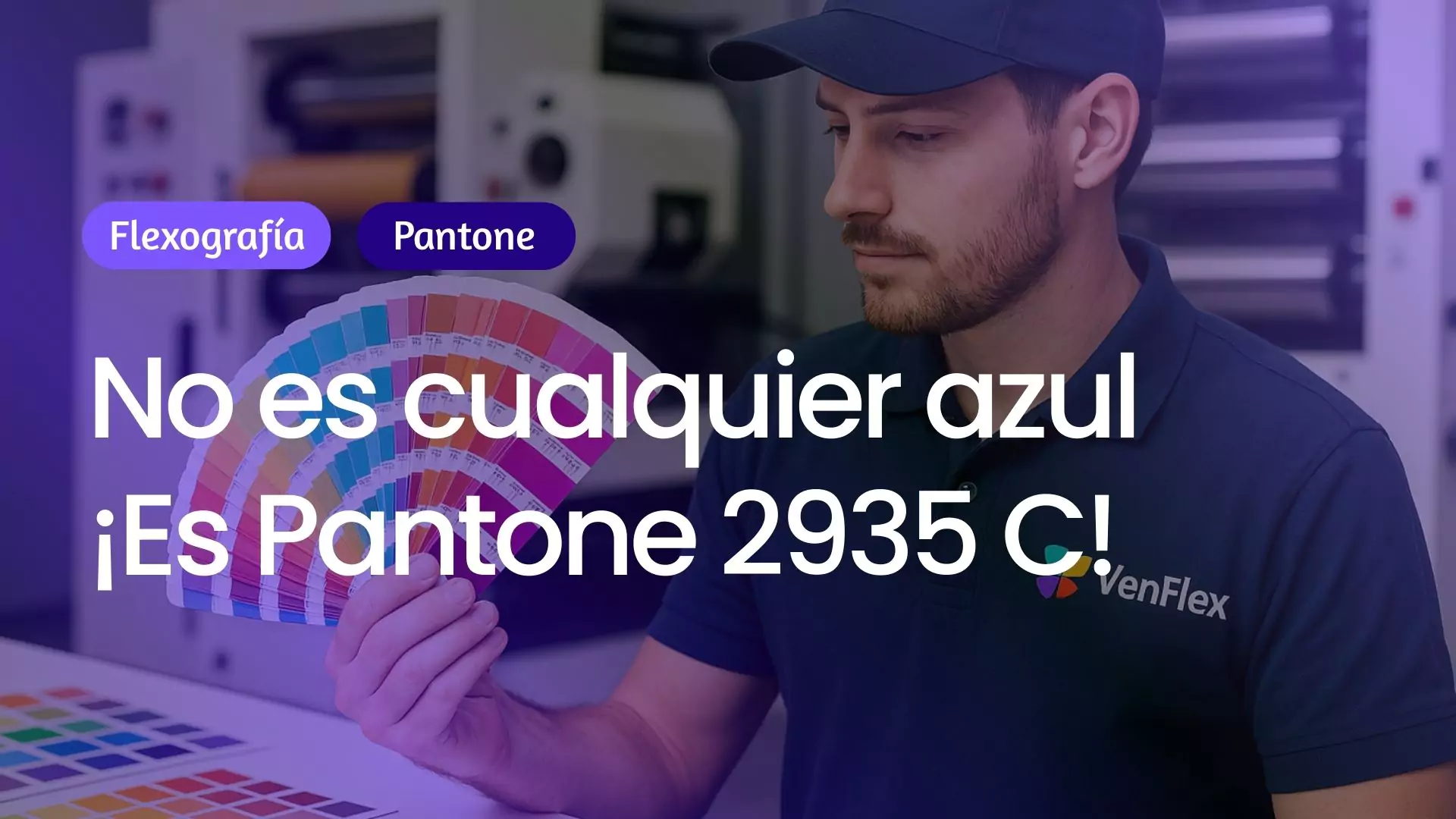 Técnico de VenFlex revisando guía Pantone para impresión flexográfica.