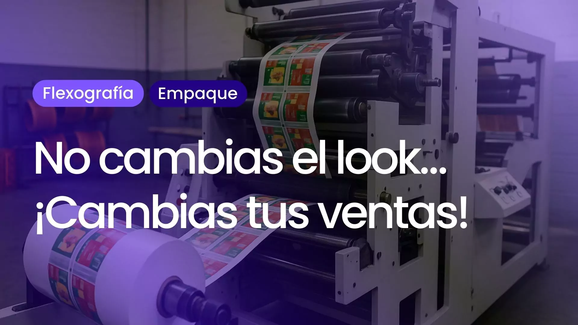 Máquina de impresión flexográfica en funcionamiento, imprimiendo etiquetas a color sobre un rollo continuo de material plástico, en un entorno industrial.